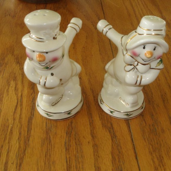 Holly Holiday salt pepper shakers skating boy girl snowman - Picture 1 of 1